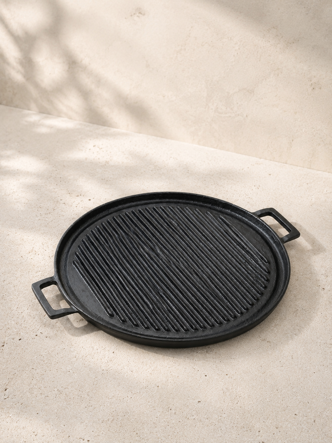 VULCAN Grand Round Grill flat lay